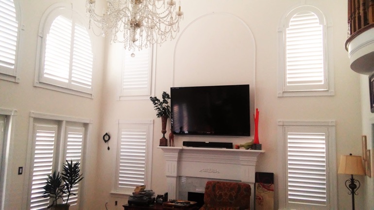 San Jose great room with mounted TV and high-ceiling windows.